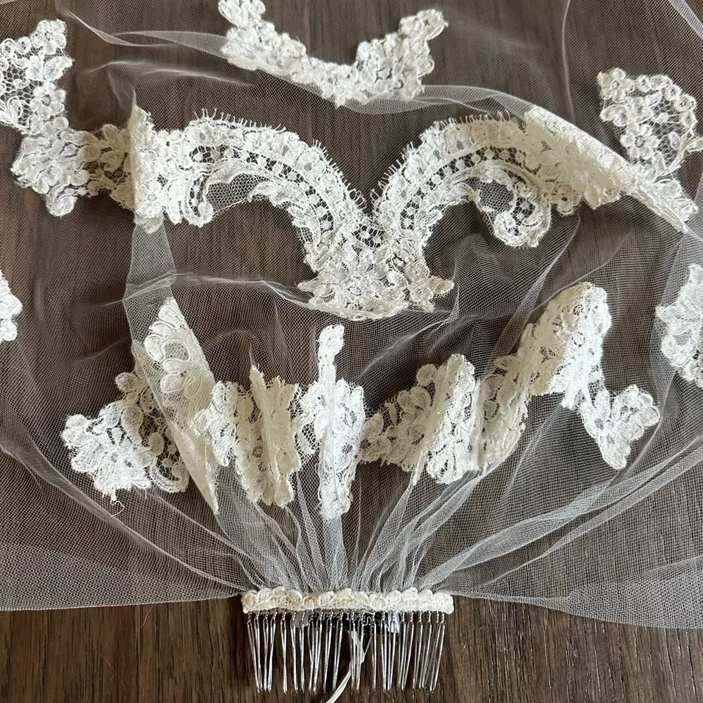 Jennifer Leigh L’Oréal Ivory 50” French Alencon Lace Veil